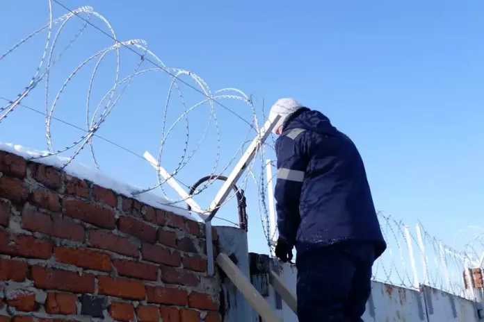 Монтаж колючей проволоки