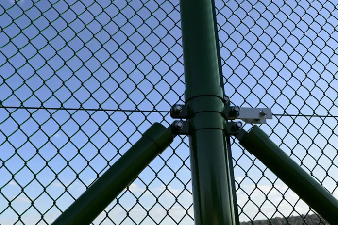 Забор и колючая проволока