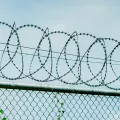 Спиральное заграждение Концертина в сравнении с забором и колючей проволокой
